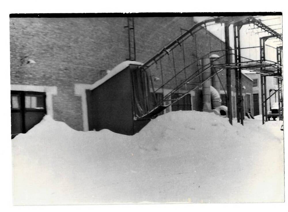 Фотография. Территория Зеленокумского ремонтного завода зимой. г. Зеленокумск, 1960-е гг.