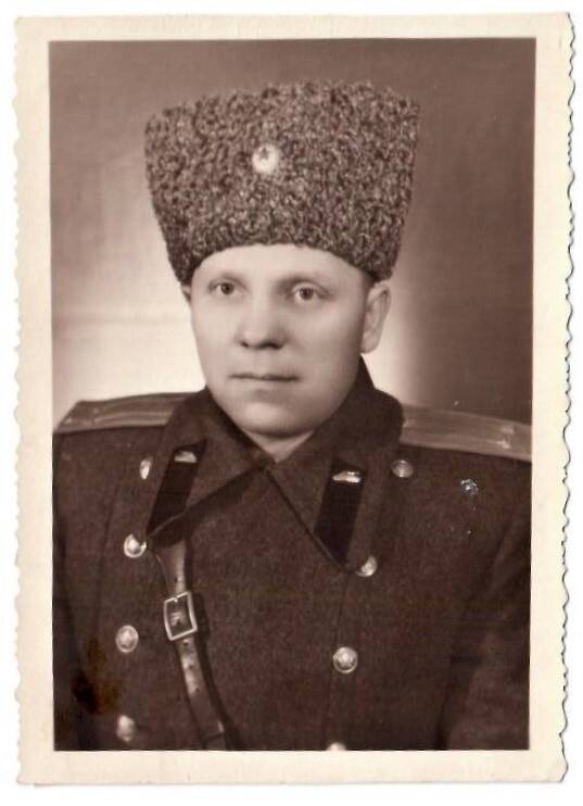 Фотопортрет поясной Чернышева И.С. 1956 г. Одет в военную форму.