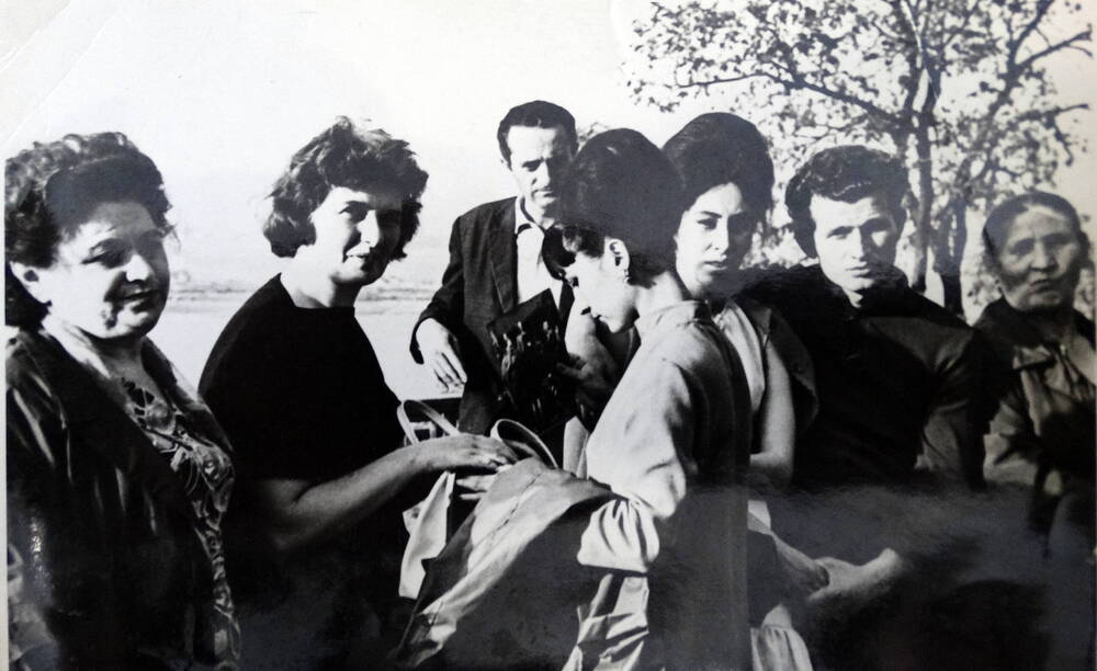Фото. Группа актеров Осетинского театра на фестивале в г. Горьком, 1983 г.