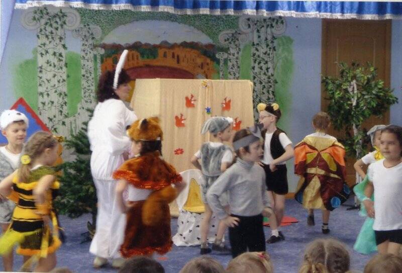 Фотография. Сцена из детского спектакля «Как зайчата маму искали». Заключительный танец.