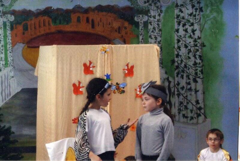 Фотография. Сцена из детского спектакля «Как зайчата маму искали». Разговор сороки и вороны.