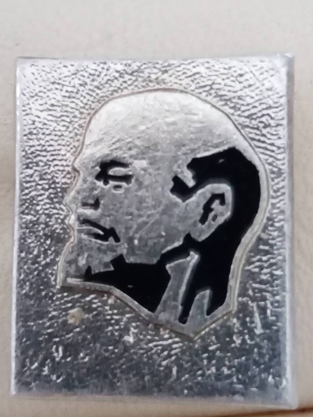 Значок серебристого цвета с изображением В.И. Ленина