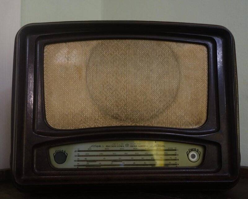 Радиоприемник «Рига-6». 1950-е годы. Рижский радиозавод имени Попова. Корпус коричневого цвета с регуляторами по два с каждой стороны.