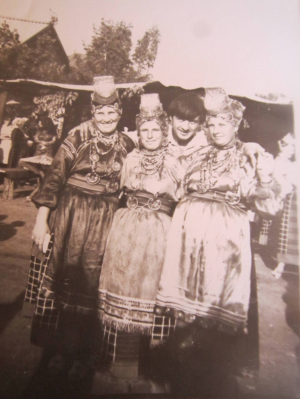 Фотография. Во время свадебного гуляния. Три сестры и брат Хирьяновы.