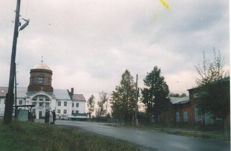 Фотография. Вид на музей и храм. Александровск.