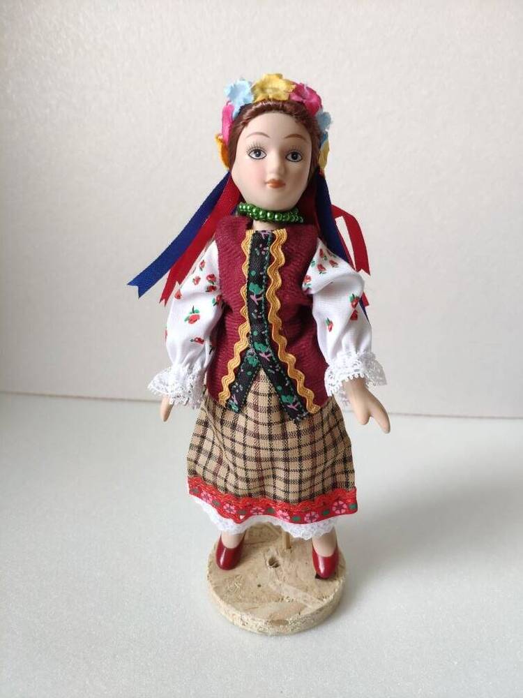 Кукла фарфоровая Летний костюм Киевской губернии из коллекции фарфоровых кукол в народных костюмах.