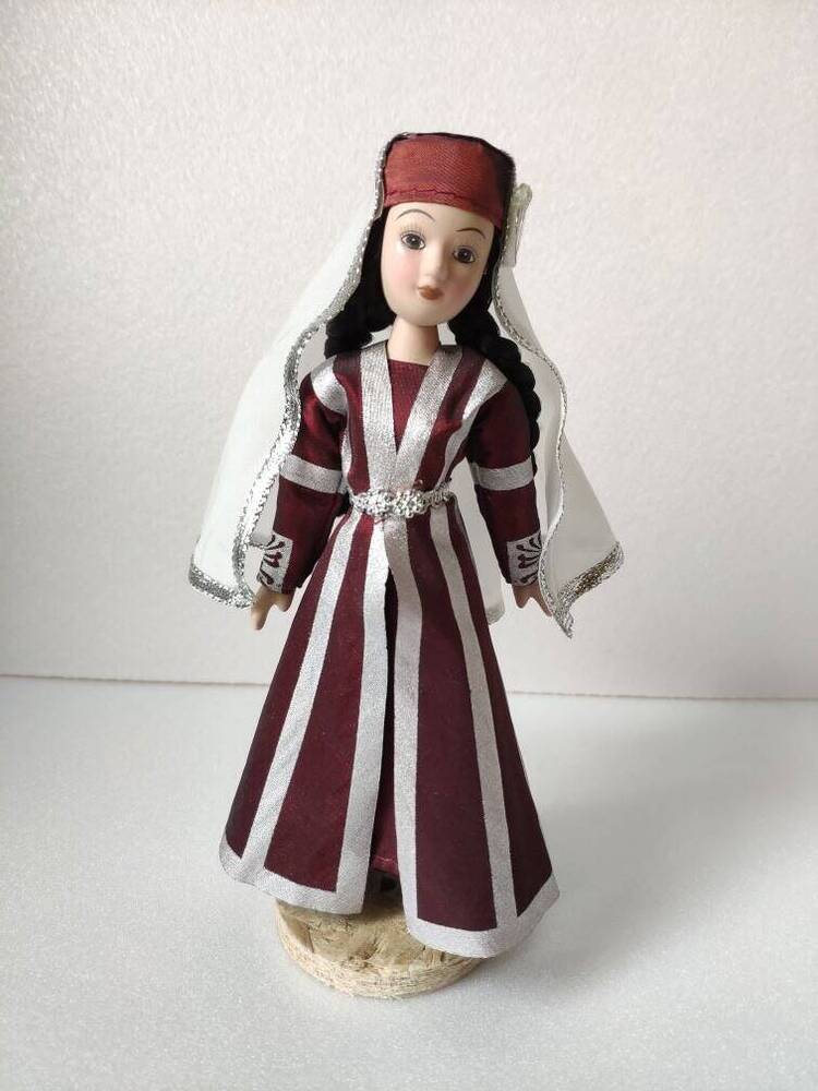 Кукла фарфоровая Праздничный костюм крымской татарки из коллекции фарфоровых кукол в народных костюмах.