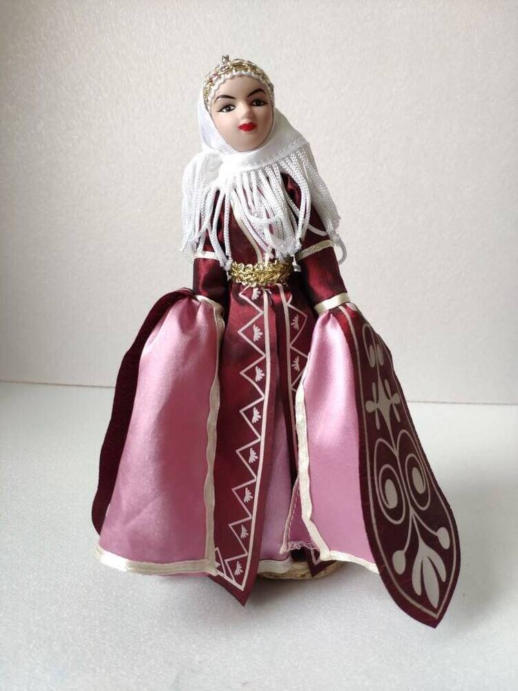 Кукла фарфоровая Карачаевский праздничный костюм из коллекции фарфоровых кукол в народных костюмах.