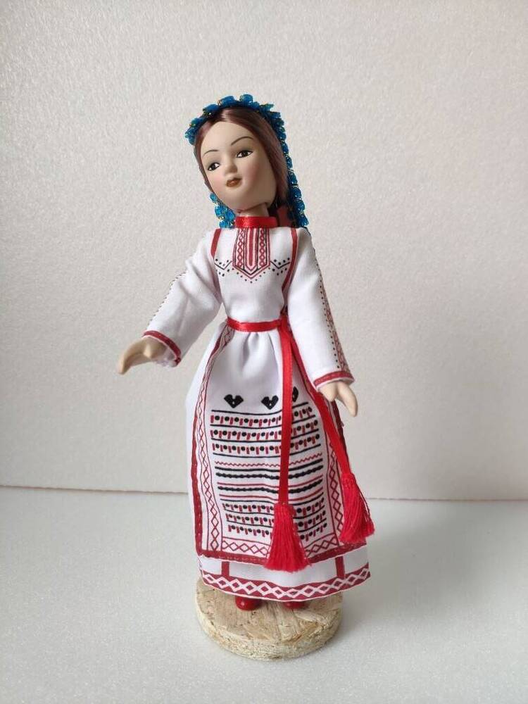 Кукла фарфоровая  Марийский праздничный костюм из коллекции фарфоровых кукол  в народных костюмах.