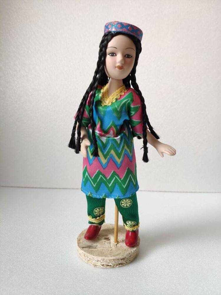 Кукла фарфоровая  Узбекский летний костюм из коллекции фарфоровых кукол в народных костюмах.