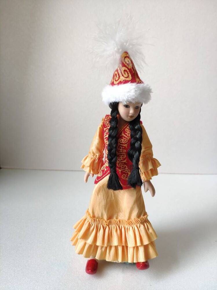 Кукла фарфоровая  Киргизский праздничный костюм из коллекции фарфоровых кукол в народных костюмах.
