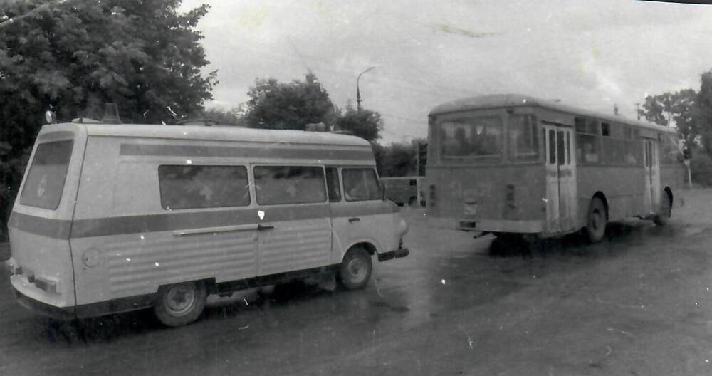 Фотография. Пассажирский автобус и машина скорой помощи на улице города Ивантеевки.