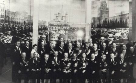 Фотография. Группа ветеранов 150 стр. Идрицко-Берлинской дивизии в музее вооруженных сил