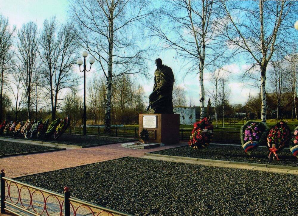 Фотография Братская могила погибших воинов в годы Великой Отечественной войны 1941-1945 гг. около ГДК.