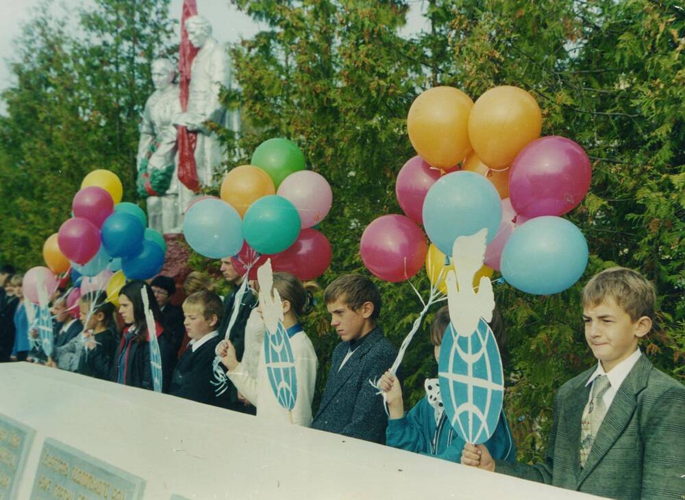 Фотография Школьники на митинге, посвященном Дню освобождения города Рудни и Руднянского района от немецко-фашистских захватчиков около РСШ №2.