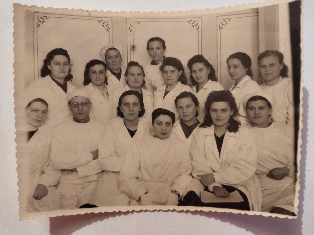 Коллективная фотография врачей городской больницы.
