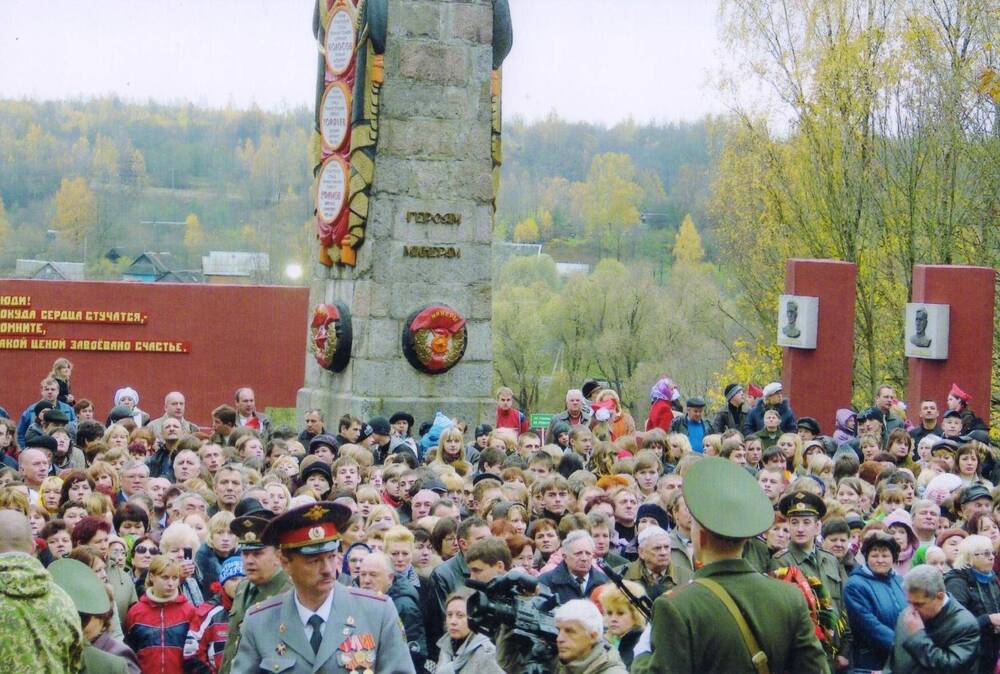 Фотография У мемориала представители трудовых коллективов, учащиеся, местные жители на открытии памятника 6 Героев-минеров в д. Микулино.
