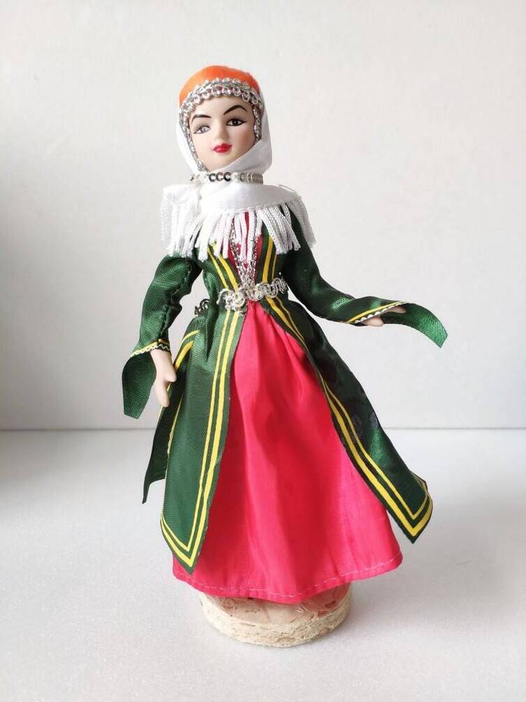 Кукла фарфоровая Армянский праздничный костюм из коллекции фарфоровых кукол в народных костюмах.