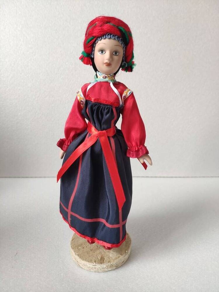 Кукла фарфоровая Летний костюм Тульской губернии из коллекции фарфоровых кукол в народных костюмах.