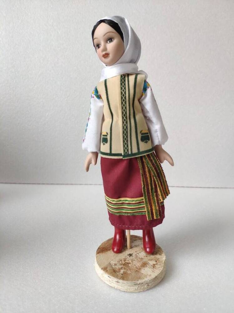 Кукла фарфоровая Молдавский летний костюм из коллекции фарфоровых кукол в народных костюмах.