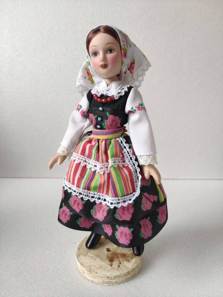 Кукла фарфоровая Польский праздничный костюм из коллекции фарфоровых кукол в народных костюмах.