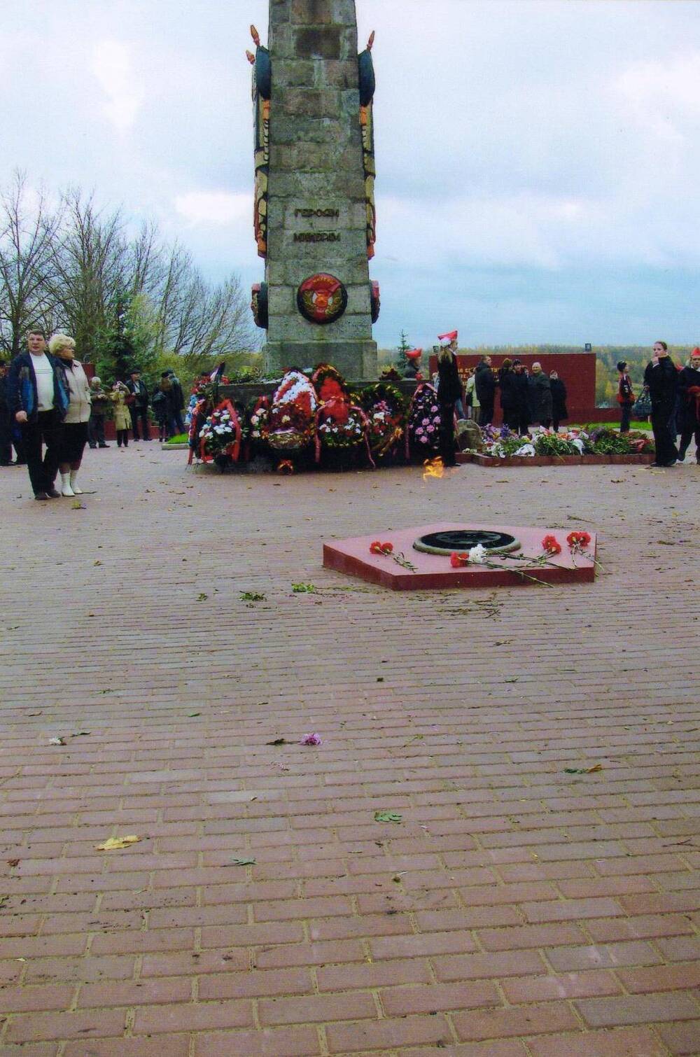 Фотография Вечный огонь у памятника 6 Героев минеров в д.Микулино.