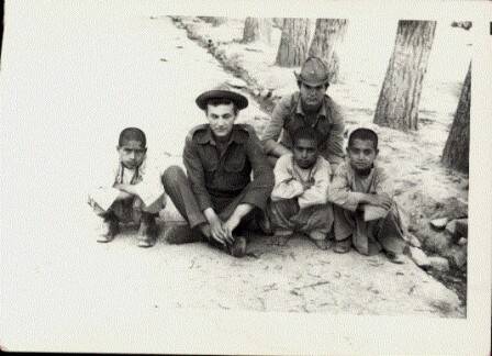 Фотография. Два советских солдата в летней военной форме и три афганских мальчика.