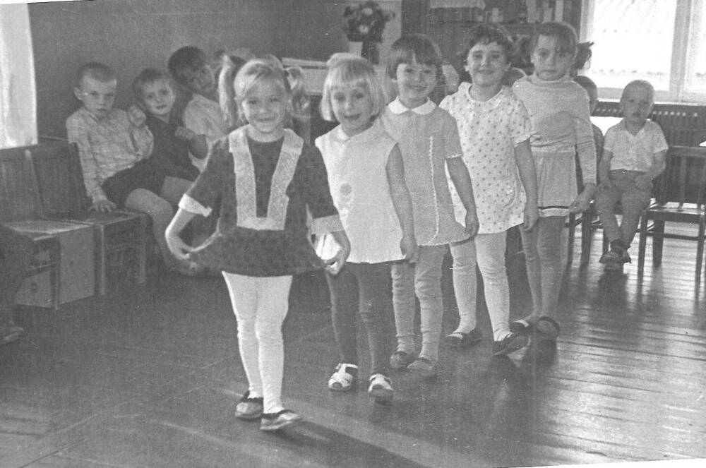 Фотография. Девочки танцуют в Детском саду