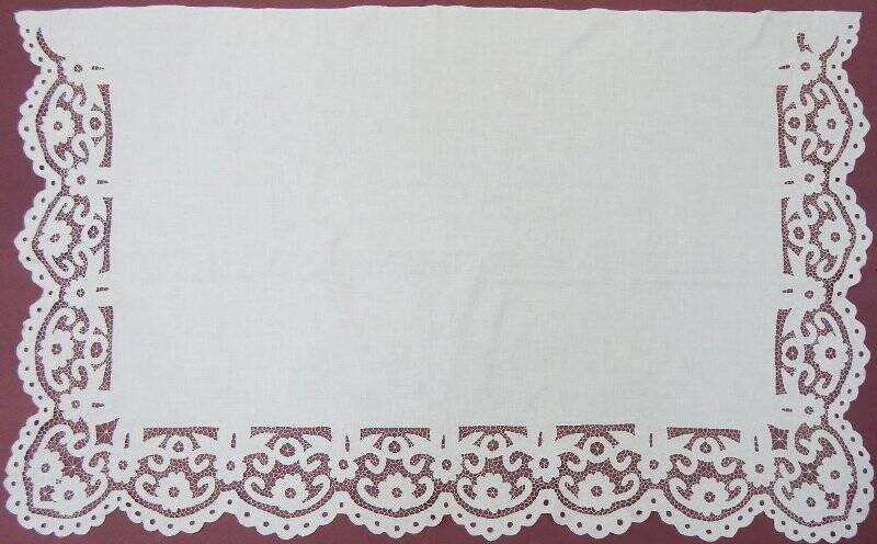 Накидка на комод (накомодник) белого цвета с вышивкой ришелье по трем сторонам.