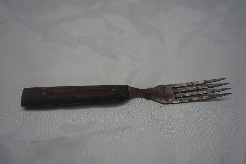 Вилка. С деревянной ручкой и четырьмя зубьями. 1955 год.