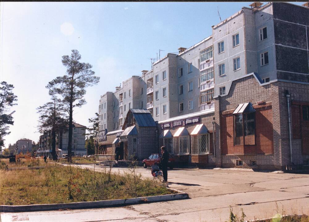 Фото цветное с изображением зданий г.Лесосибирска. Фото Лавренко Н.И. ,1999г.
