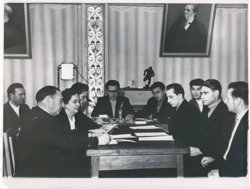 Фотография черно -белая Заседание партийного бюро шахты 11-12