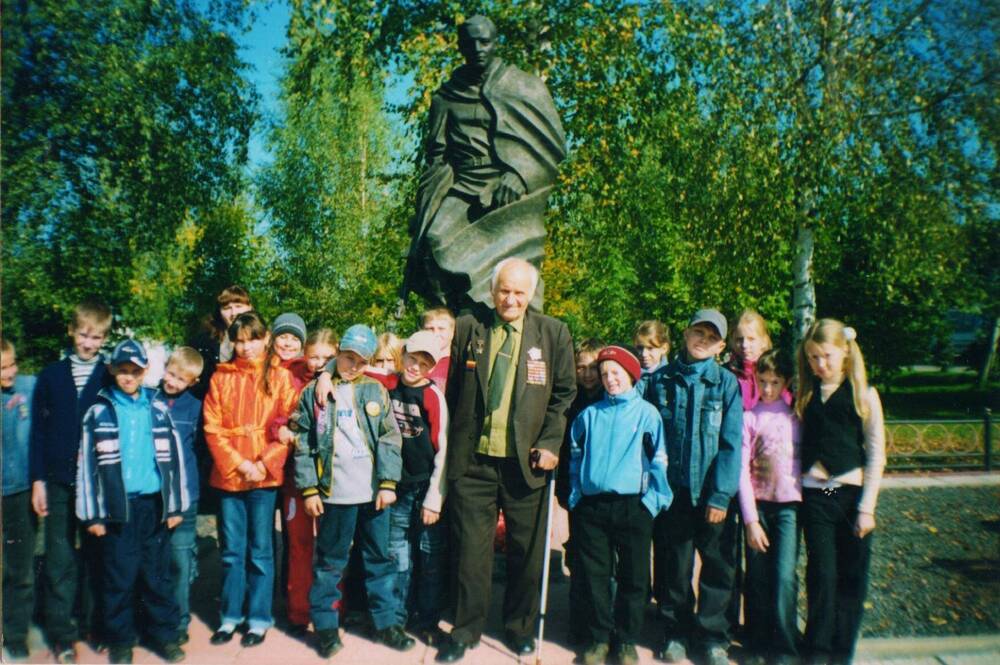 Фотография Прохоренкова Григория Гавриловича с учениками г.Рудни.