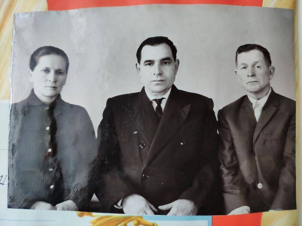 Фото: Бригада Комова В.И. цех №5 из Юбилейной Книги Почёта завода Пластмасс 1917 - 1967 г.г.