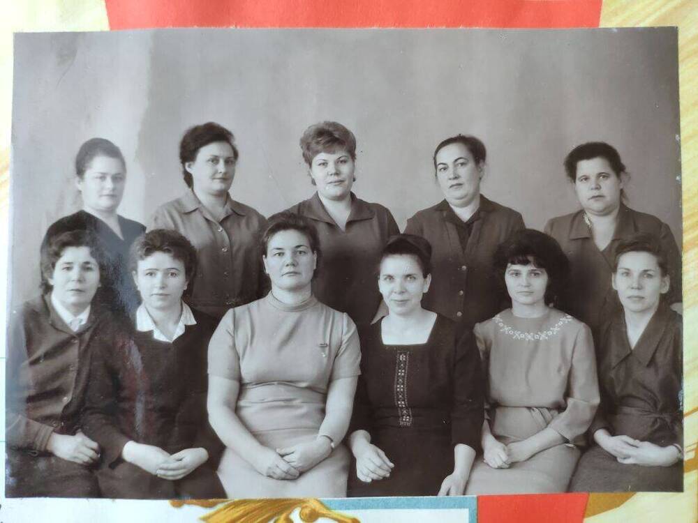 Фото: Группа ЦЗЛ Демченко Г.А. из Юбилейной Книги Почёта завода Пластмасс 1917 - 1967 г.г.