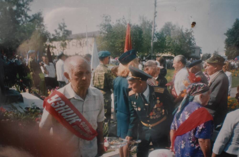 Фотография. Г. Жиздра. Узники у памятника «Воину – освободителю» 9 мая