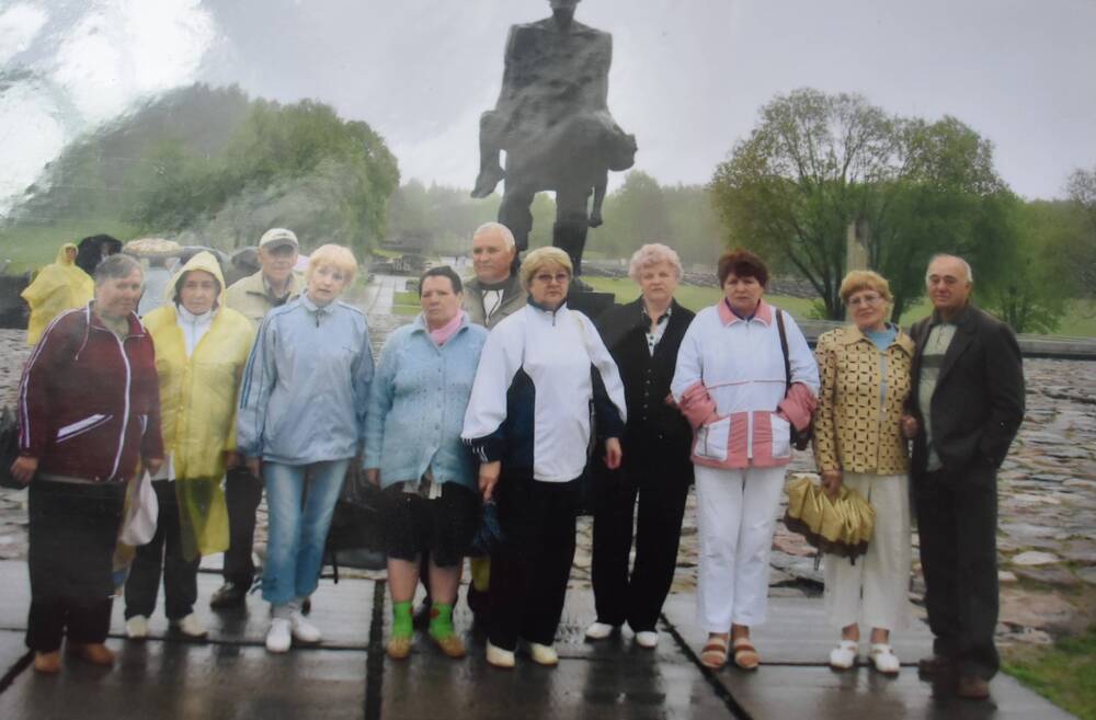 Фотография. Белоруссия – группа отдыхающих БМУ от Калужской области на экскурсии у мемориала   Хатынь