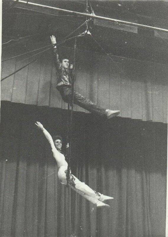 Фотография сюжетная. Воздушные гимнасты на двойной трапеции - выступление 1 - го циркового коллектива г. Урай