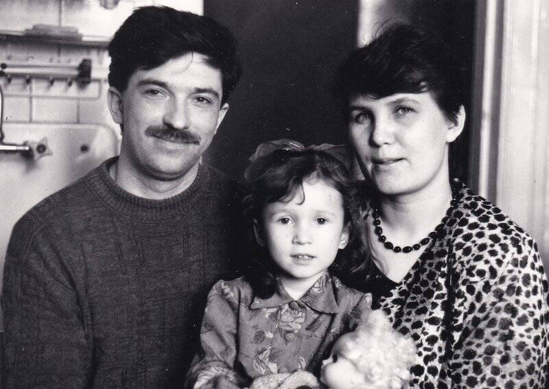 Фотография. Савинов Андрей - сын В.А. Савинова, с семьей.