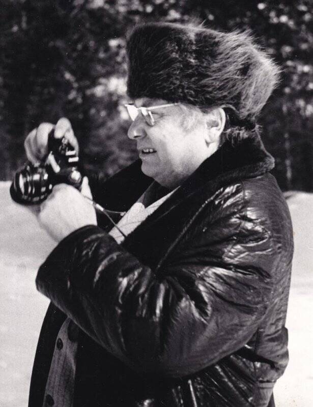 Фотография. В.А. Савинов с фотоаппаратом на фоне зимнего леса.
