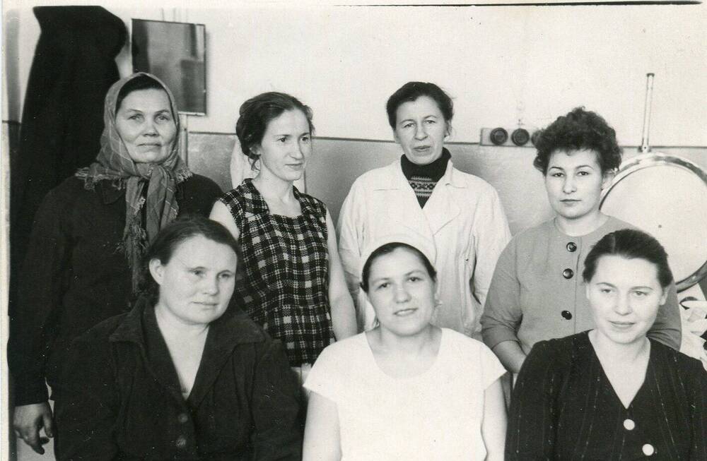 Фотография. Краева Мария Николаевна (2-й ряд, 3-я слева) с сотрудниками лаборатории Березовского хлебокомбината.