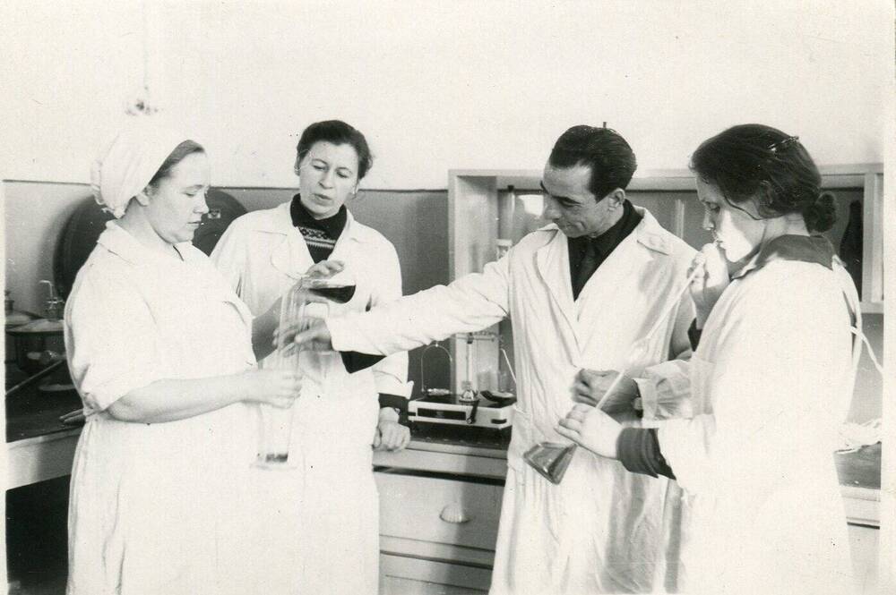 Фотография. Краева Мария Николаевна (2-я слева) в лаборатории Березовского хлебокомбината.