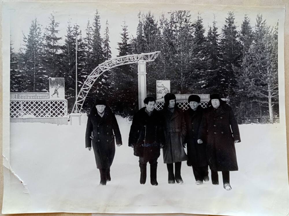Фото из альбома по истории развития лыжного спорта в Н. Тагиле с 1926 года. Главный подход к базе.