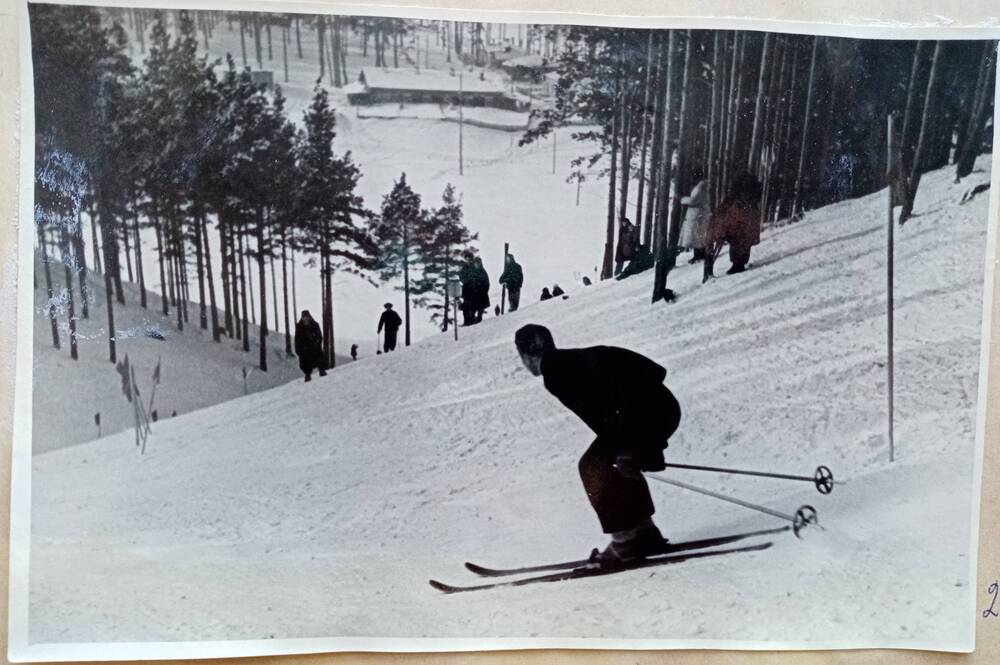Фото из альбома по истории развития лыжного спорта в Н. Тагиле с 1926 года. Спуск с горы на лыжах.