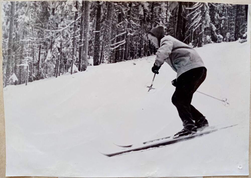 Фото из альбома по истории развития лыжного спорта в Н. Тагиле с 1926 года. На трассе Н. Никитина (СК «Уралец»).