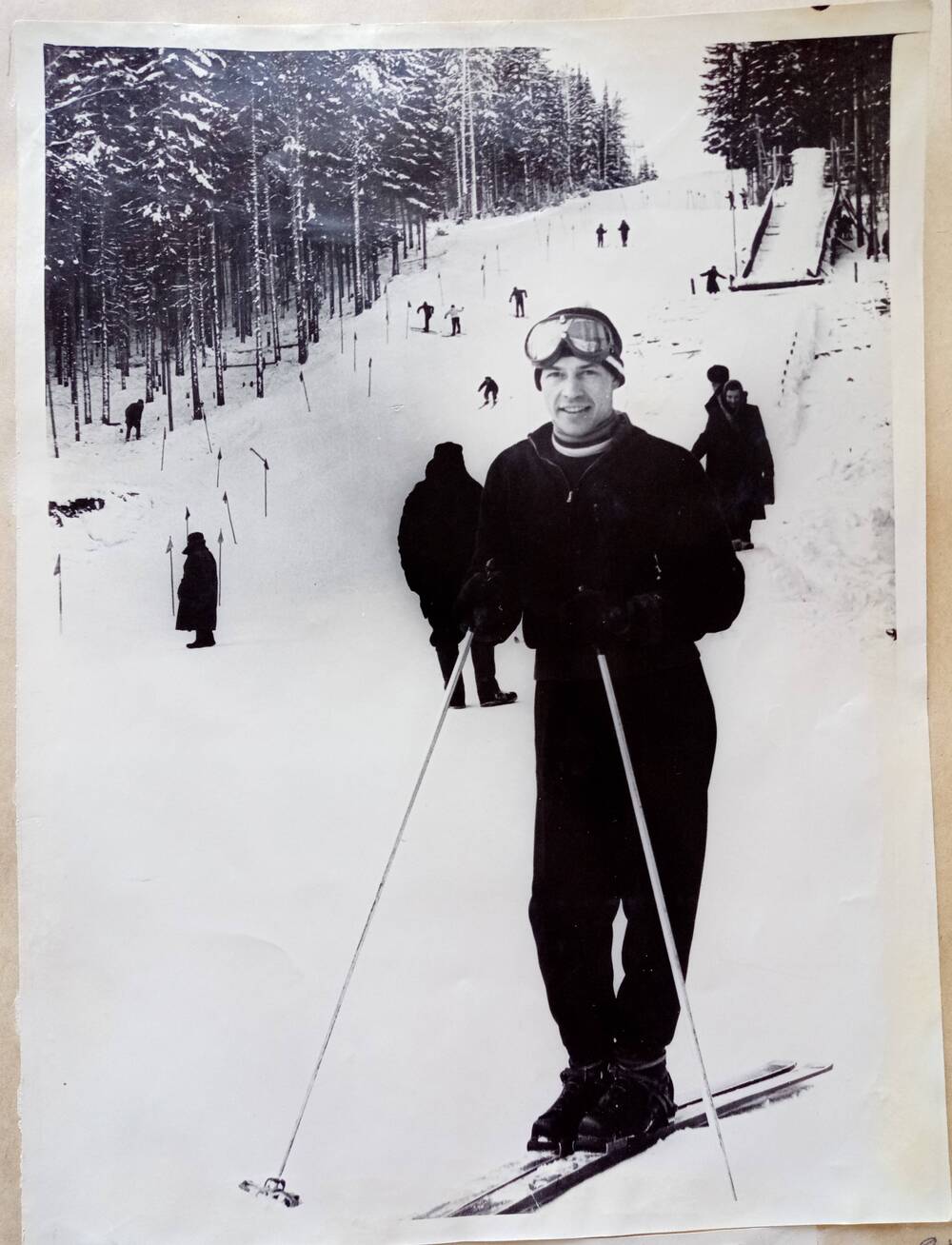 Фото из альбома по истории развития лыжного спорта в Н. Тагиле с 1926 года. Общий вид слаломной трассы на горе Долгой.