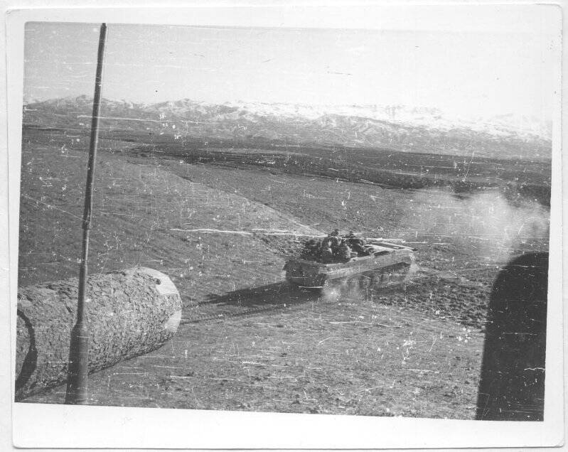 Фото: Советская БМП (боевая машина пехоты) в пути на территории северного Афганистана