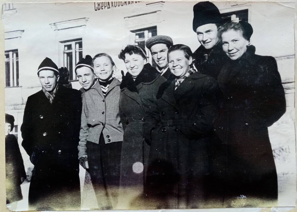 Фото из альбома по истории развития лыжного спорта в Н. Тагиле с 1926 года. Команда горнолыжников, занявшая III-е место на празднике Севера в гор. Кировске.