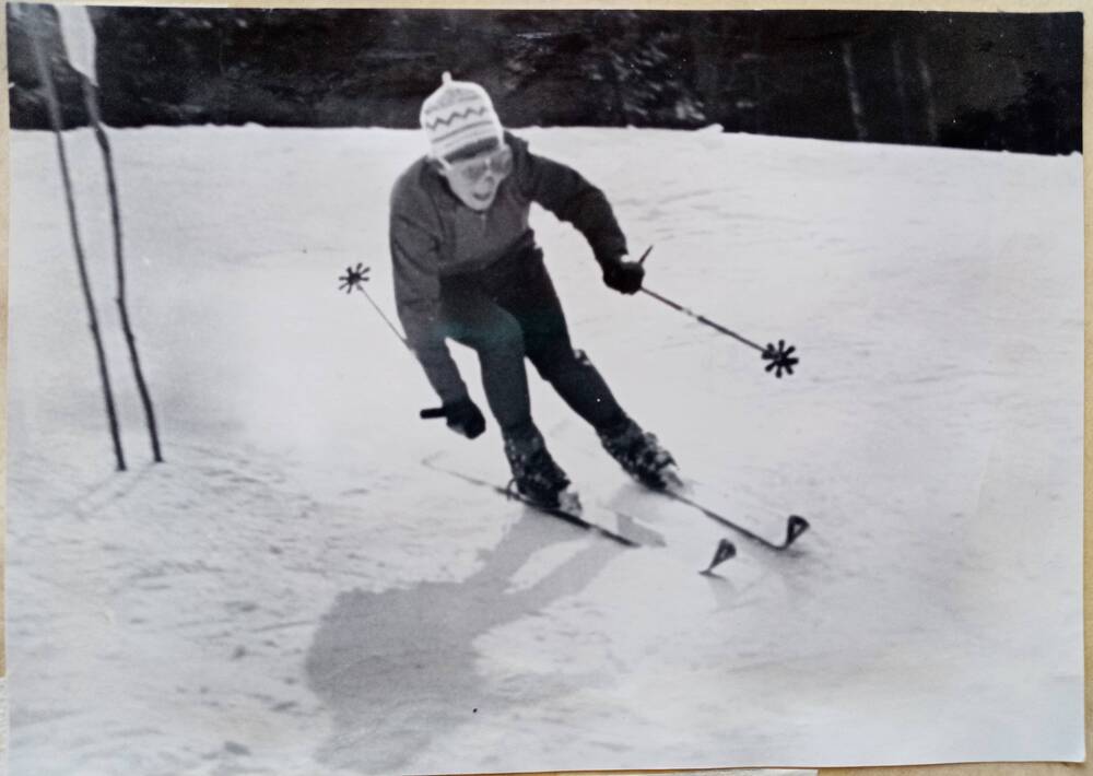 Фото из альбома по истории развития лыжного спорта в Н. Тагиле с 1926 года. Попова Вера на трассе.