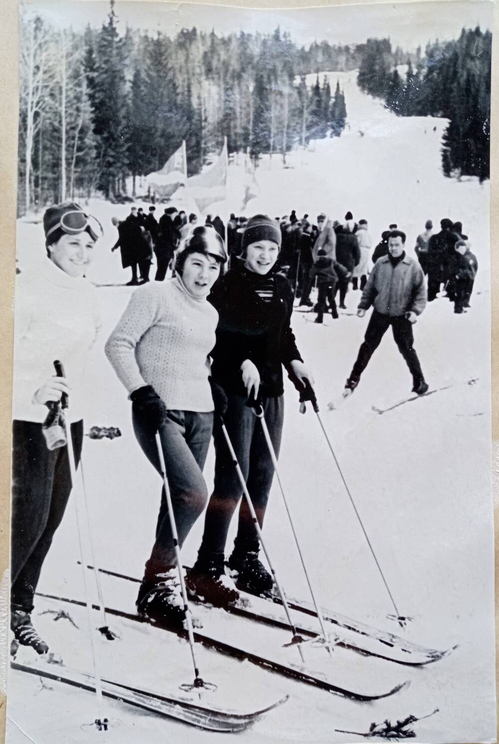 Фото из альбома по истории развития лыжного спорта в Н. Тагиле с 1926 года. Одни из первых горнолыжниц посёлка Уралец – Таня Могильникова, Галя Зорина и Галя Воробьева.